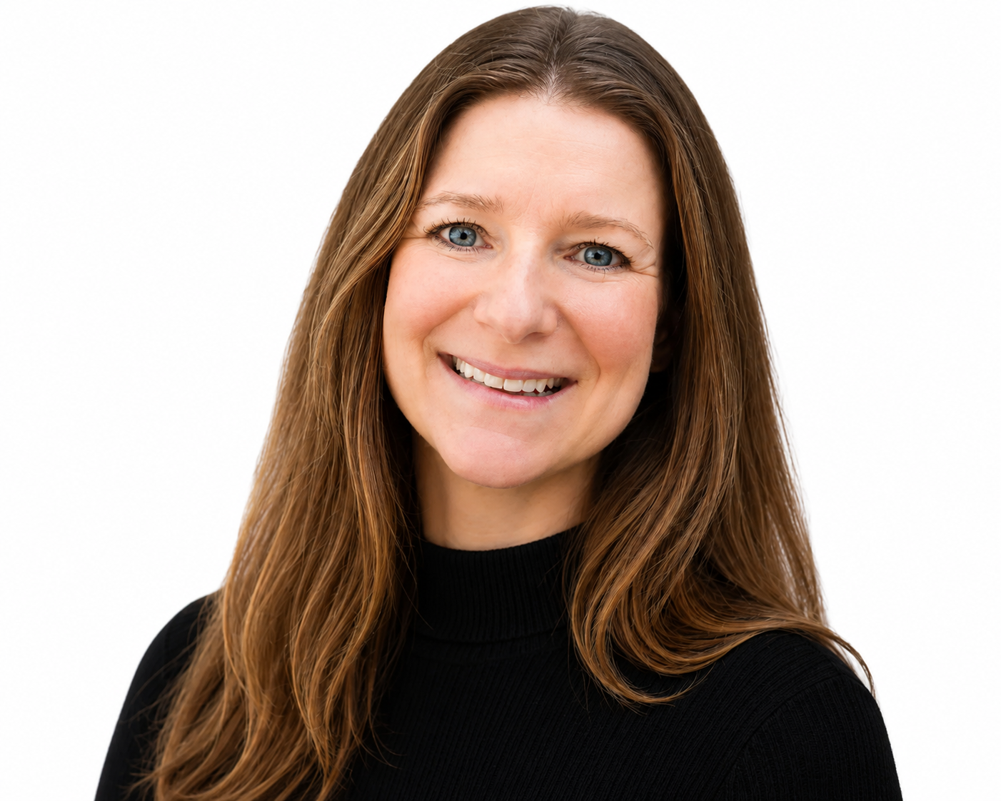 Lachende vrouw met lang bruin haar, gekleed in een zwarte top, tegen een witte achtergrond.