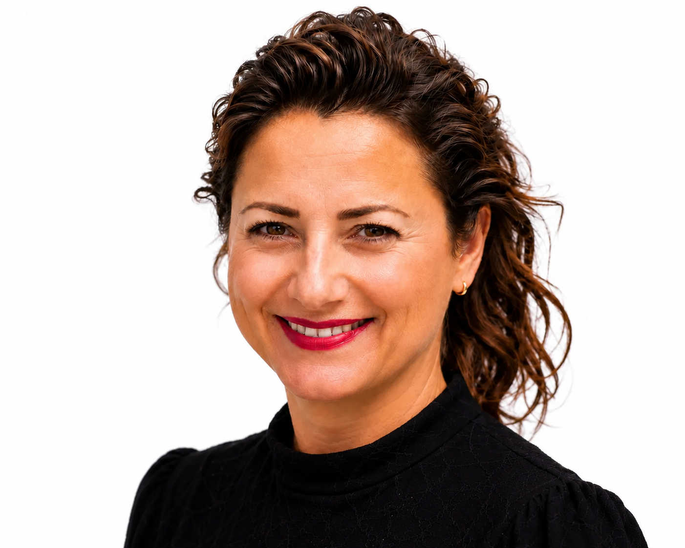 Lachende vrouw met krullend donker haar, gekleed in een zwarte top, tegen een witte achtergrond.