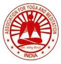 Rood, rond logo van de Association for Yoga and Meditation, India, met een zittende figuur in het midden.