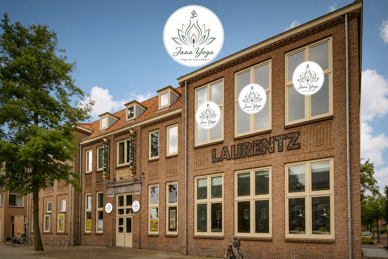 Bakstenen gebouw met witte ronde uithangborden op de gevel en grote ramen aan de straatkant.