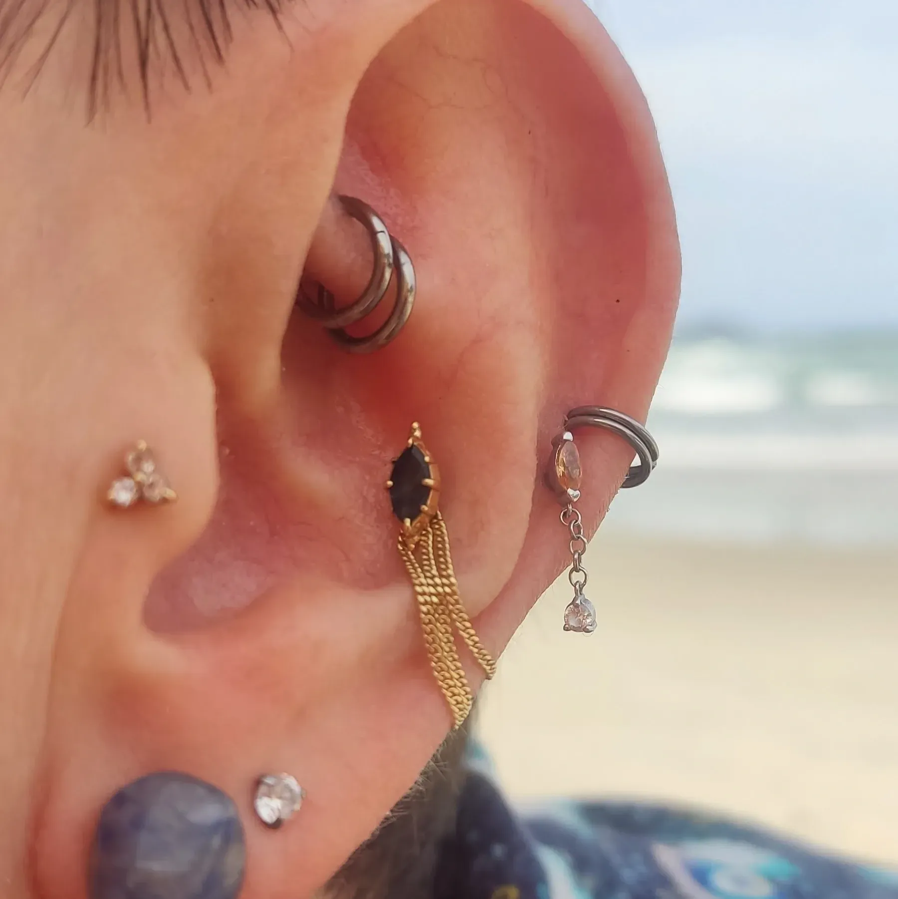 joias de ouro e perfurações cicatrizadas, seu piercing por profissionais