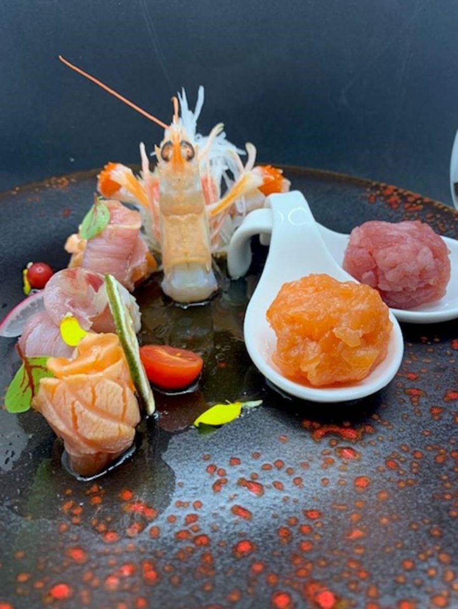 Tartare di pesce e gamberi