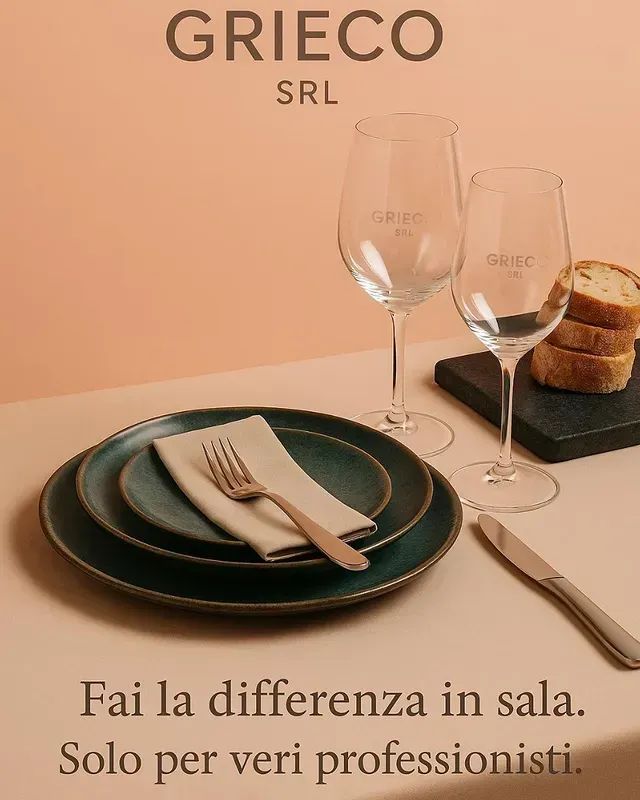 Tavola apparecchiata con piatti verdi, bicchieri da vino, pane e logo Grieco Srl su sfondo color pesca.