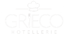 Logo grigio chiaro di Griego Hotellerie con l'icona di un cappello da chef e una forchetta che fanno parte della scritta