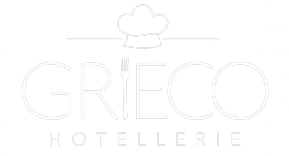 Logo grigio chiaro di Griego Hotellerie con l'icona di un cappello da chef e una forchetta che fanno parte della scritta