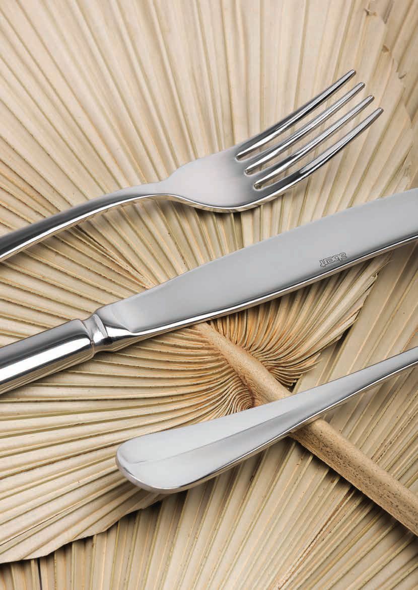 Forchetta, coltello e cucchiaio d'argento su una tovaglietta intrecciata beige.