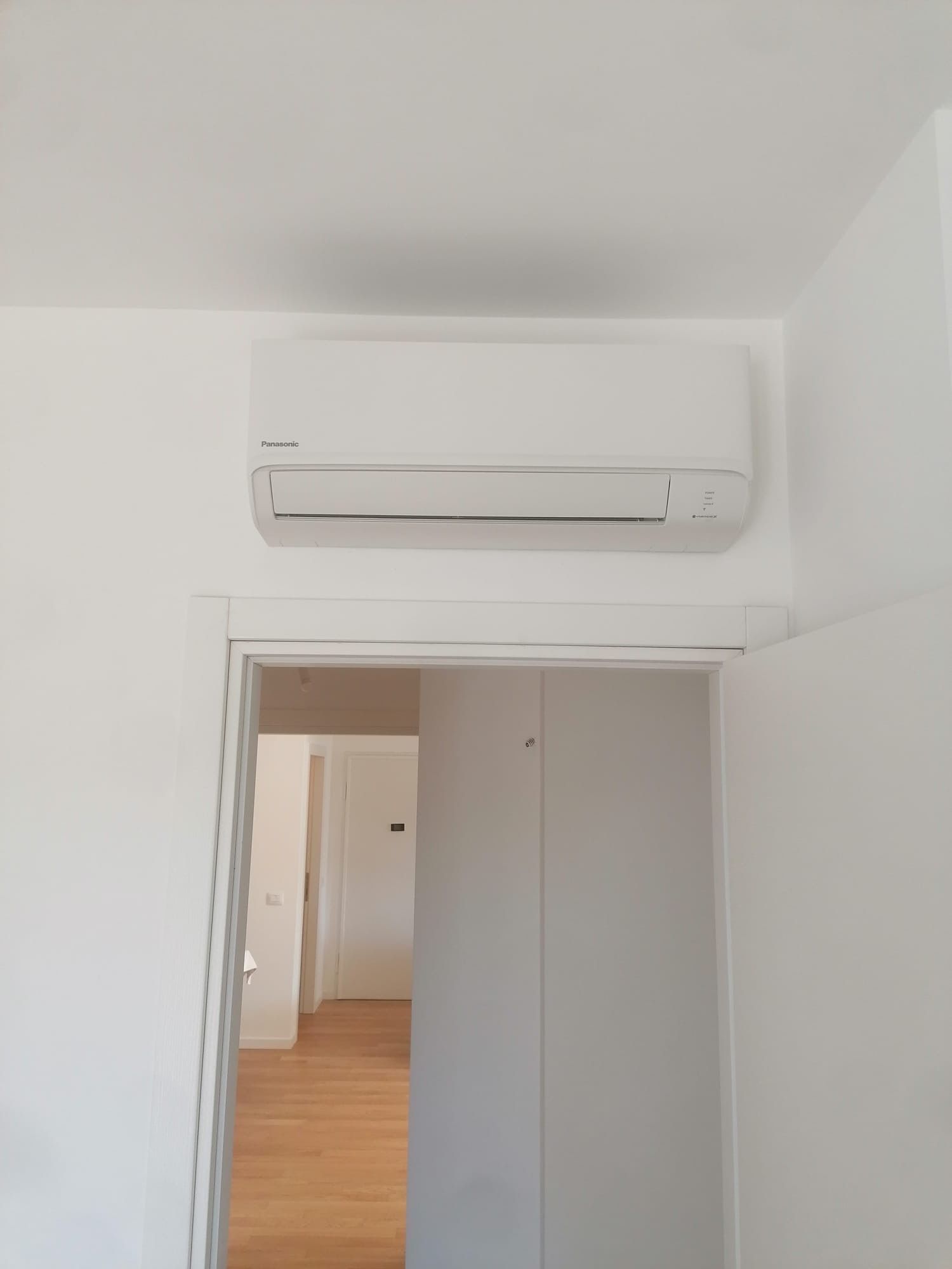 Condizionatore d'aria bianco a parete 