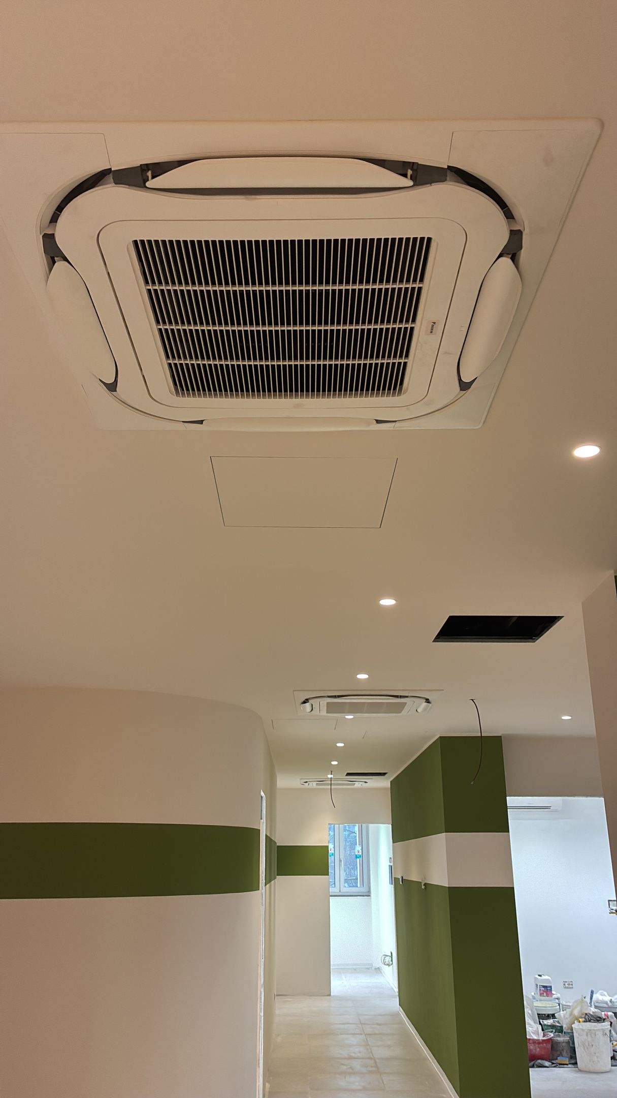 bocchette di ventilazione bianche sul soffitto