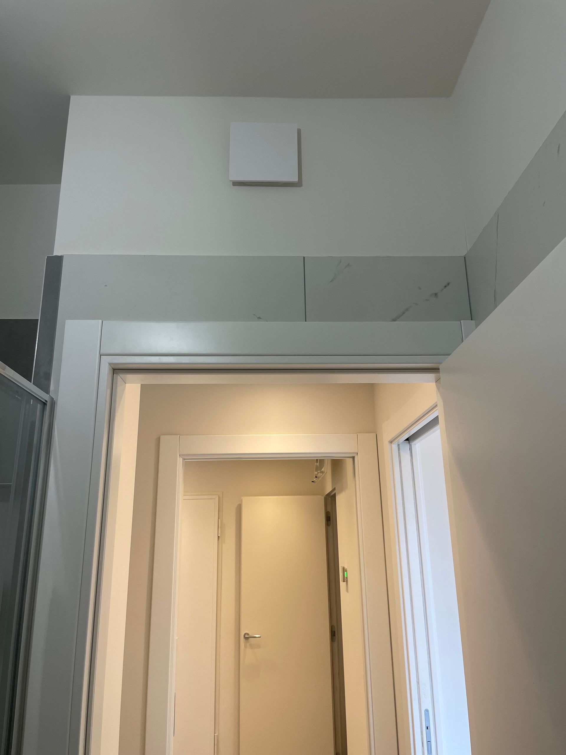 Corridoio bianco con porta aperta