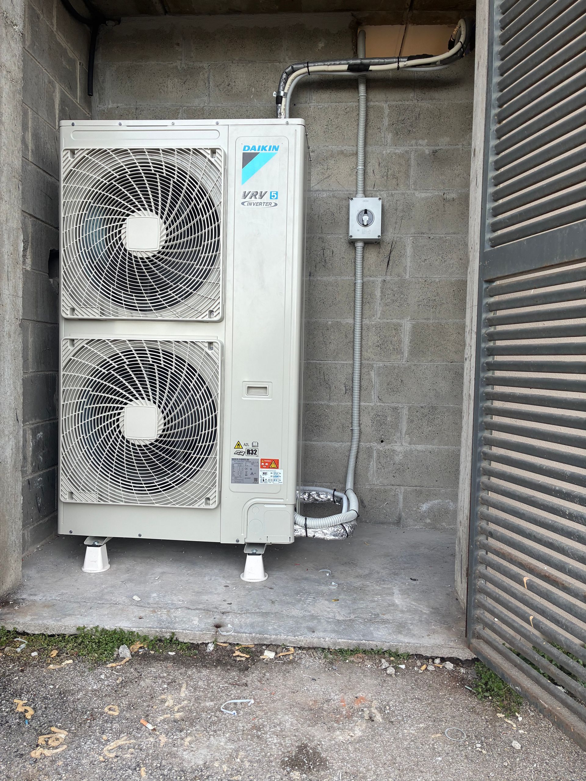Unità esterna a parete per pompa di calore