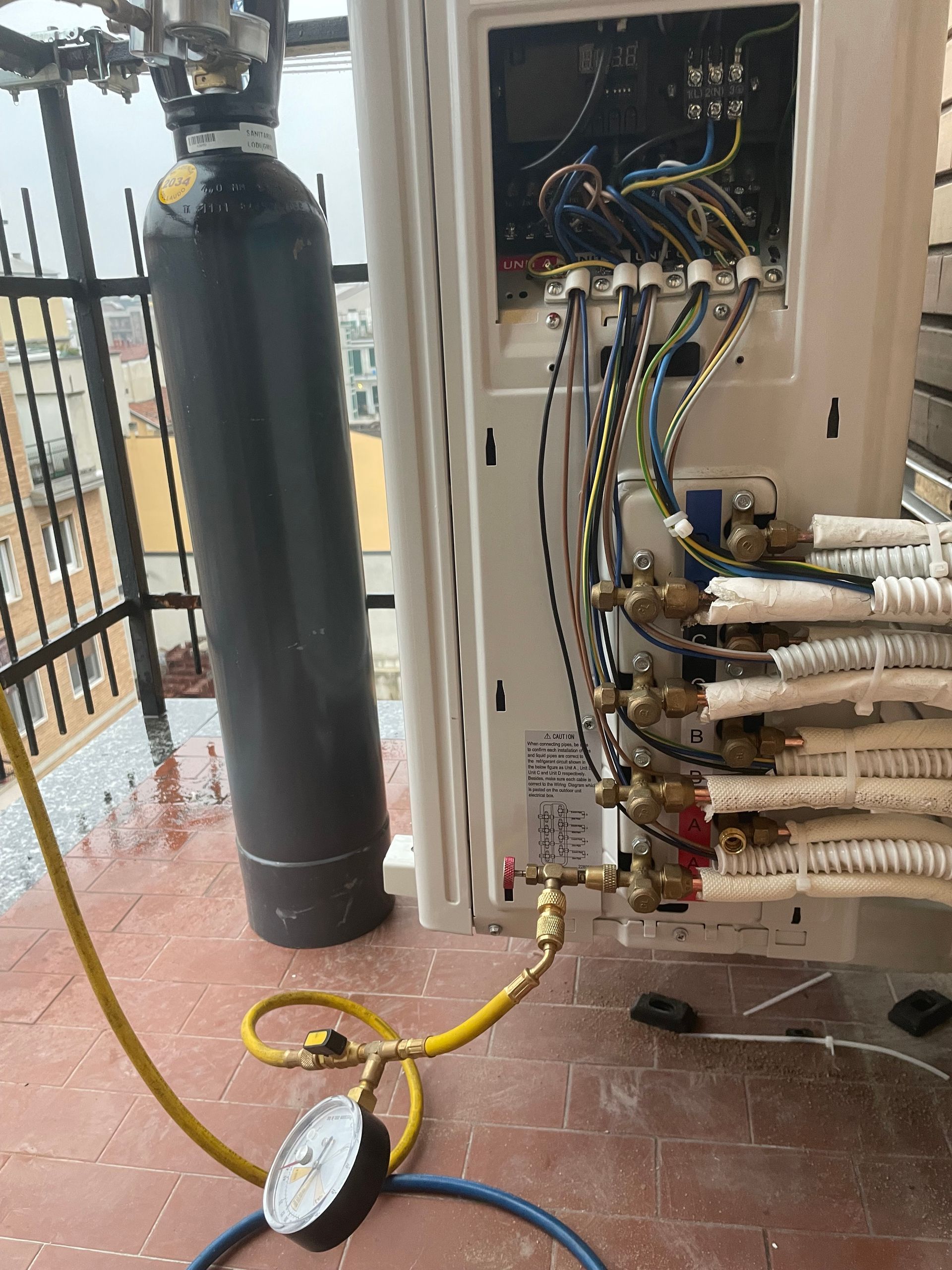Quadro elettrico aperto con fili, tubi flessibili