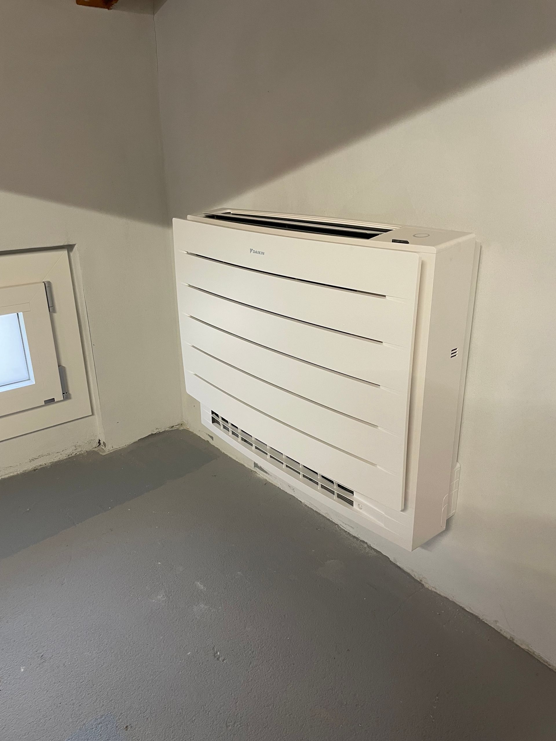 Radiatore/riscaldatore a parete bianco