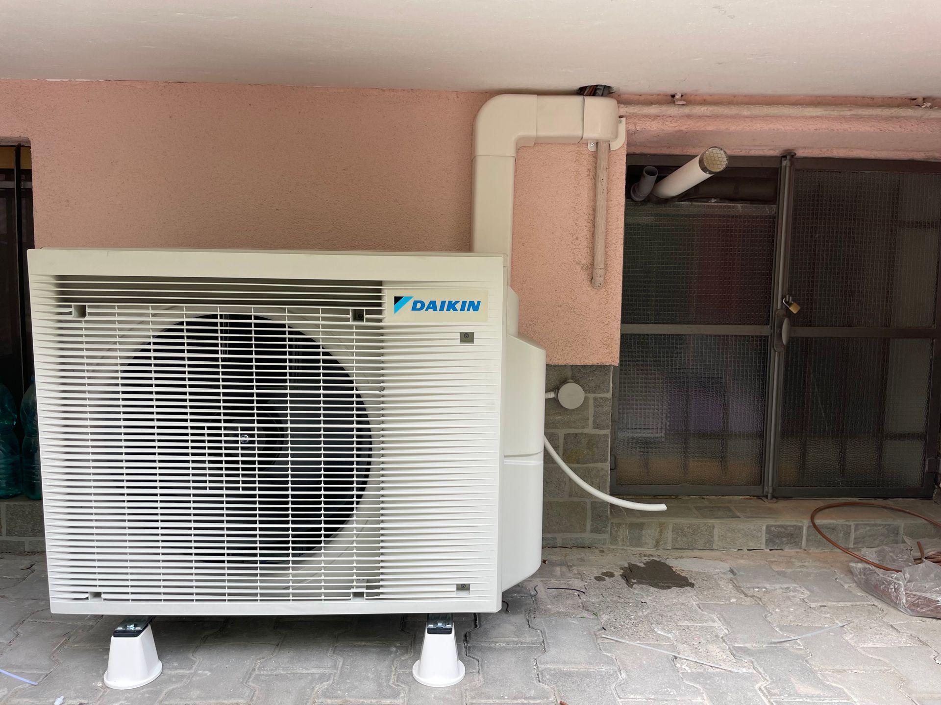 Condizionatore d'aria Daikin per esterni installato su un patio