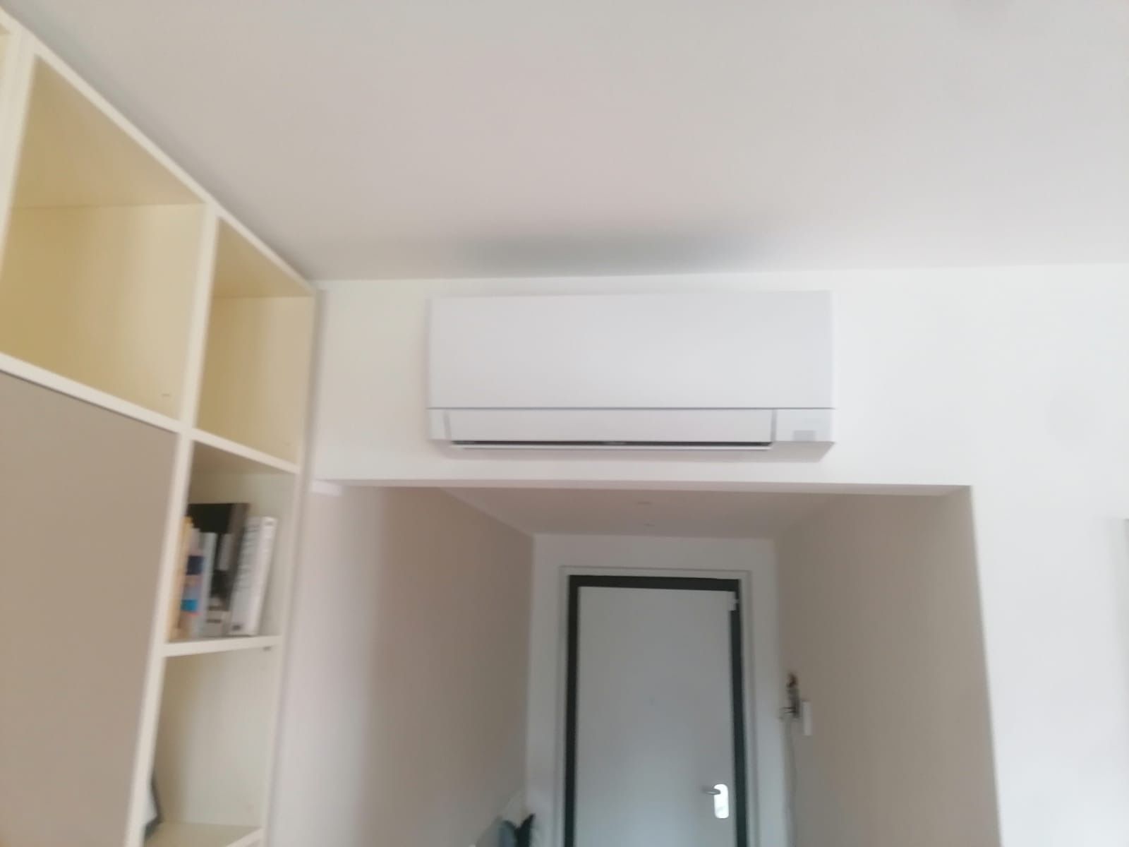 Condizionatore d'aria bianco a parete 