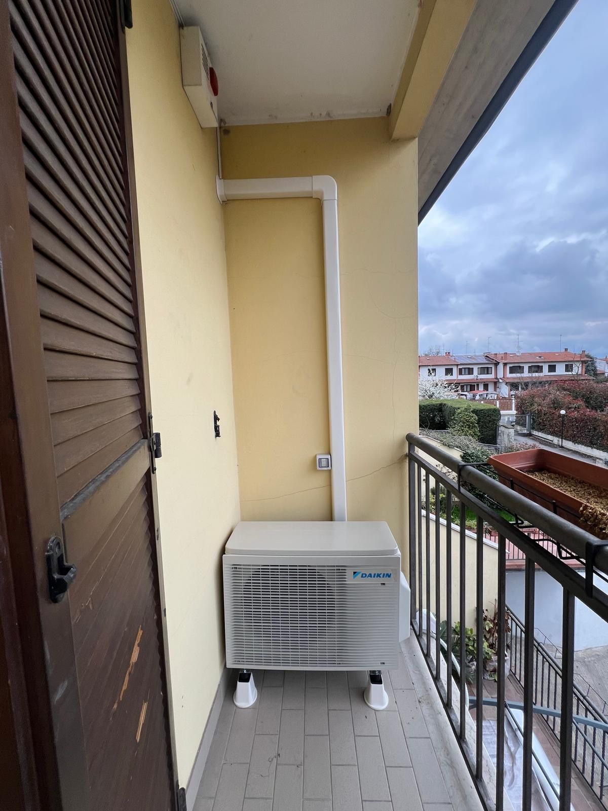 Balcone stretto con unità esterna di condizionamento