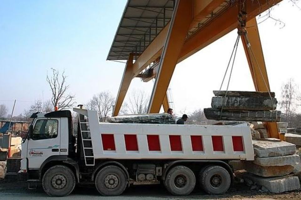 Carico pietra su camion