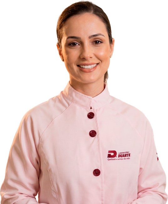 Retrato de um profissional sorridente com uniforme rosa-claro, botões cor de vinho e o logotipo da empresa.