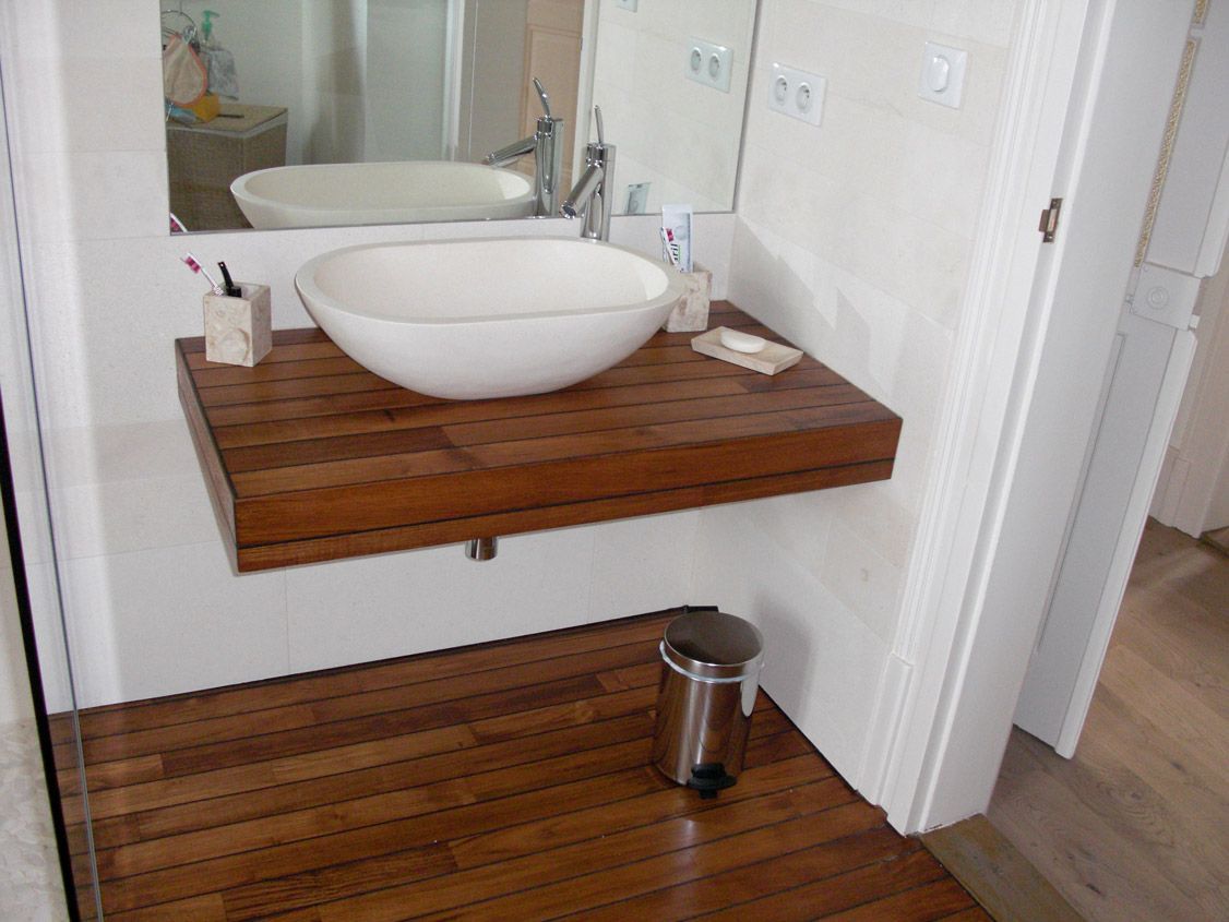 Une salle de bain avec un lavabo sur un plan de travail en bois