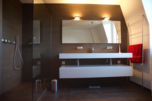 Une salle de bain avec deux lavabos et un grand miroir