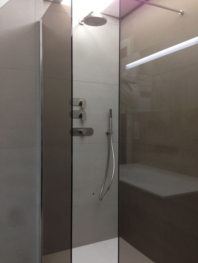Une salle de bain avec douche à l'italienne et baignoire.