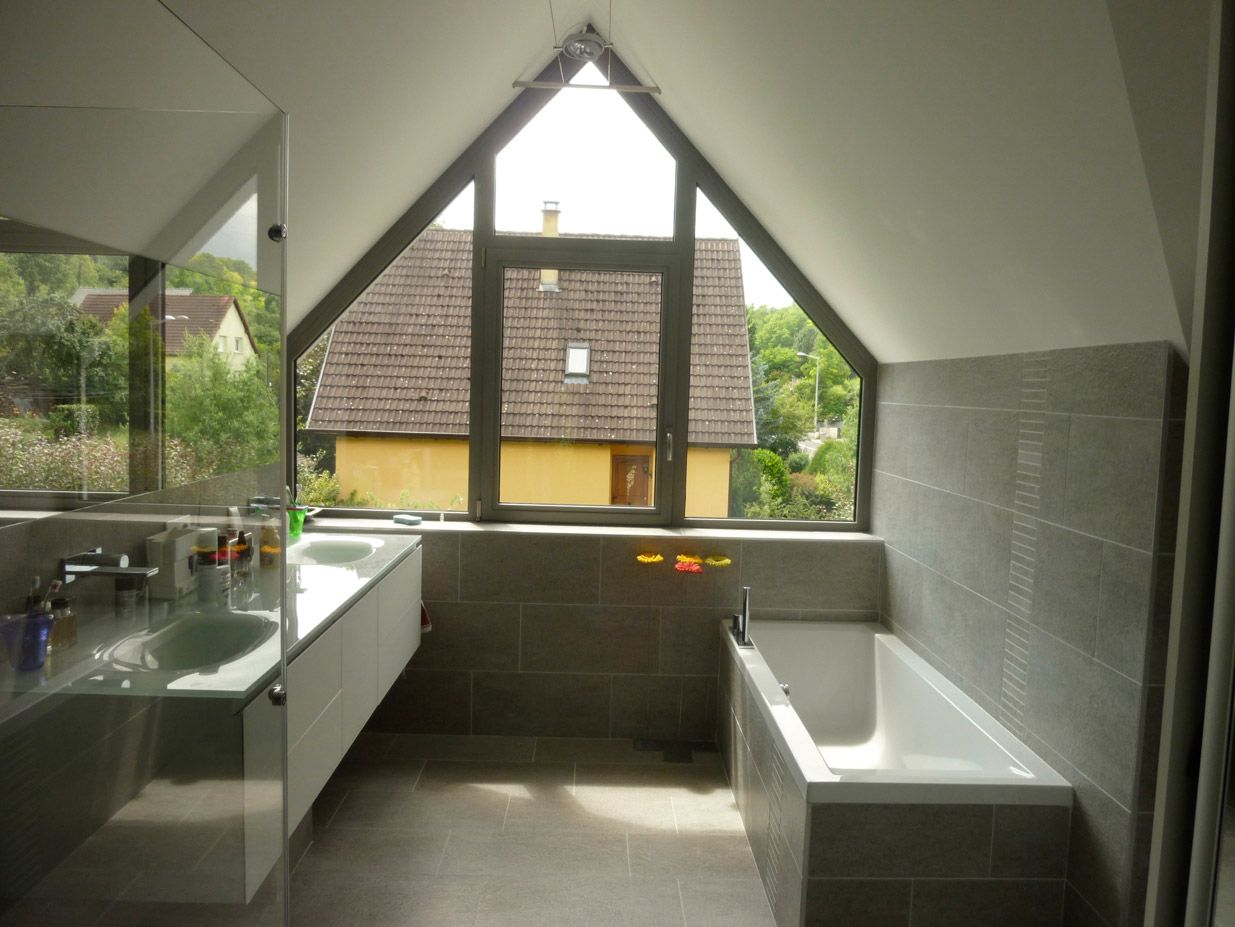 Une salle de bain avec une grande fenêtre et une baignoire