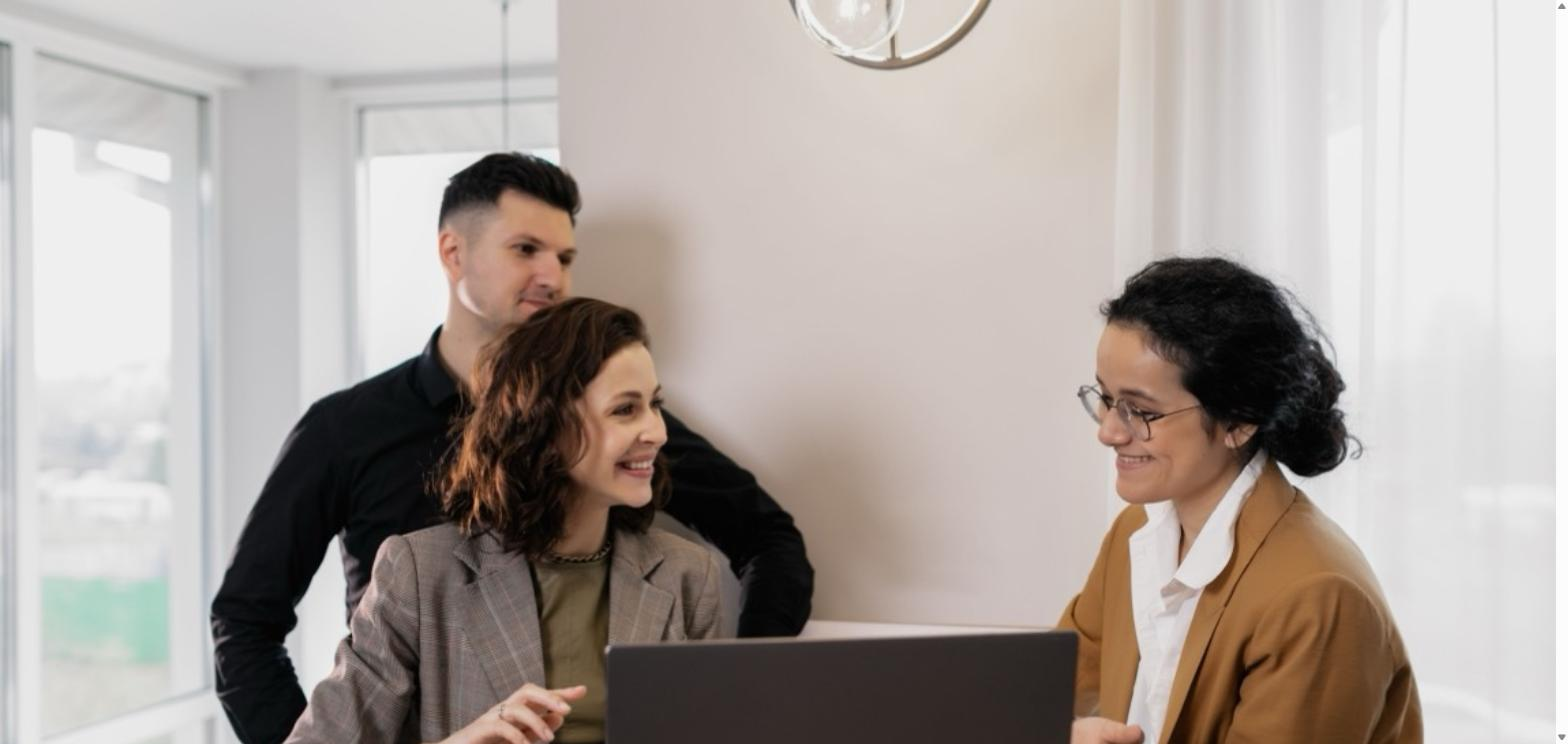 Couple meeting with a licensed insurance agent at a laptop