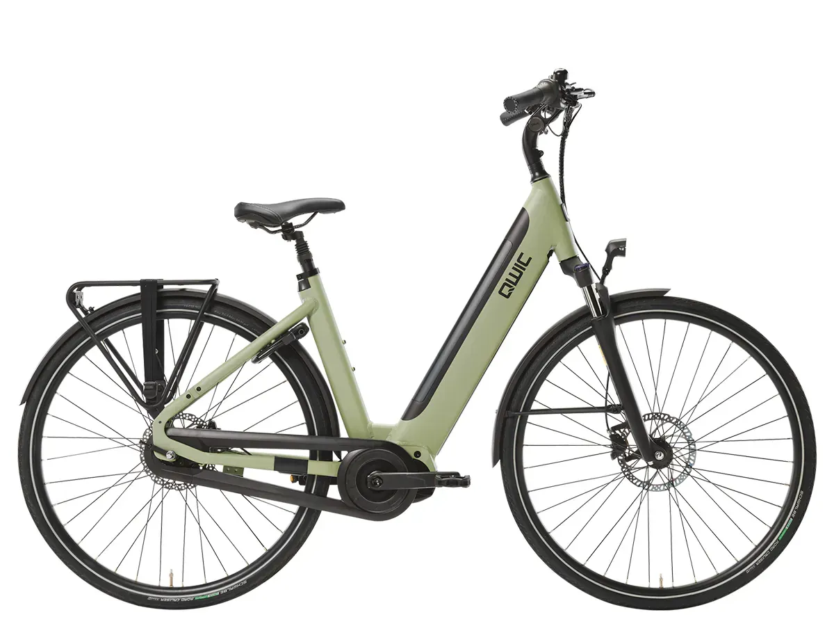 Olijfgroene elektrische fiets met zwarte accenten en accessoires.