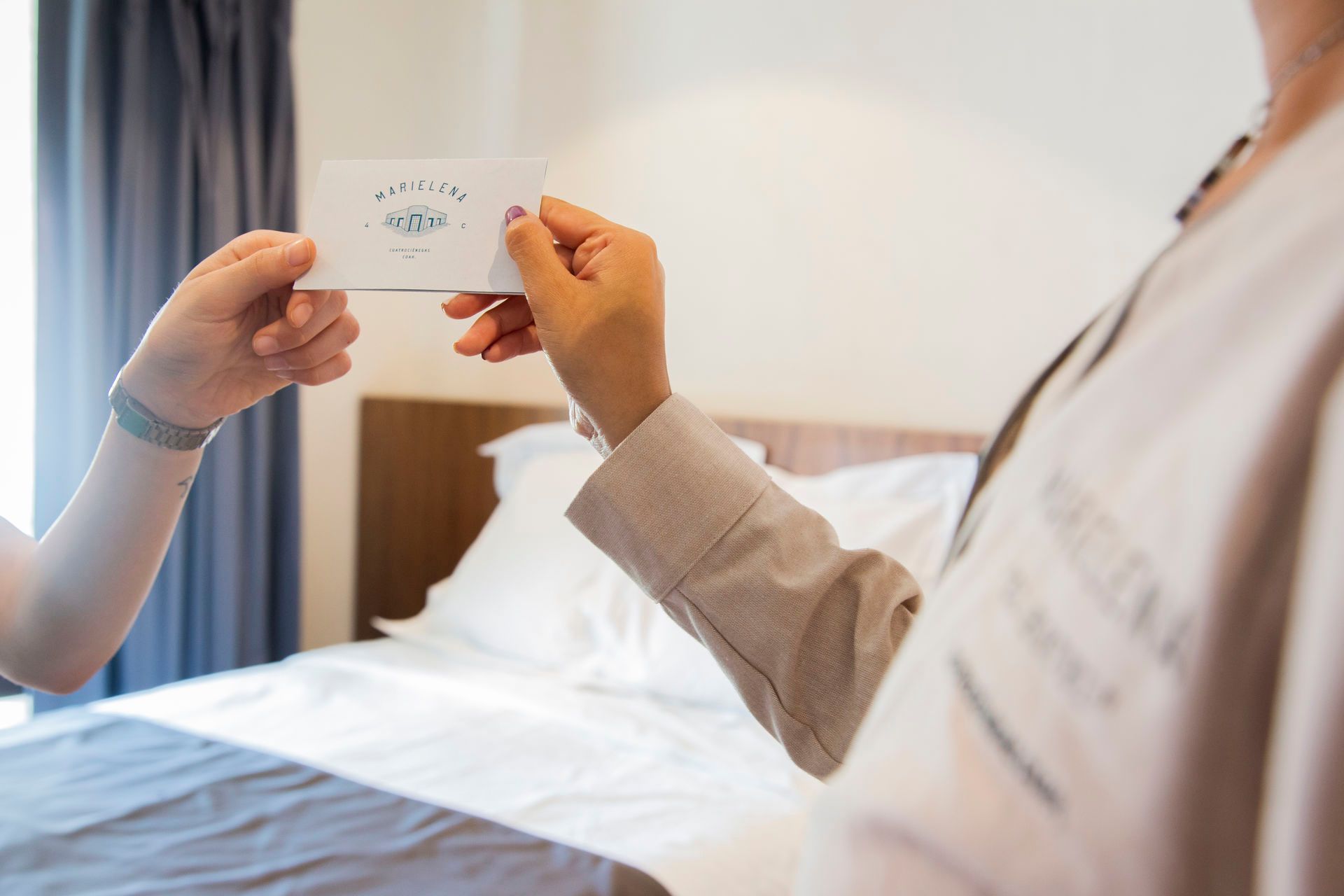 Un médico le entrega una tarjeta de prescripción a un paciente en una habitación de hospital.