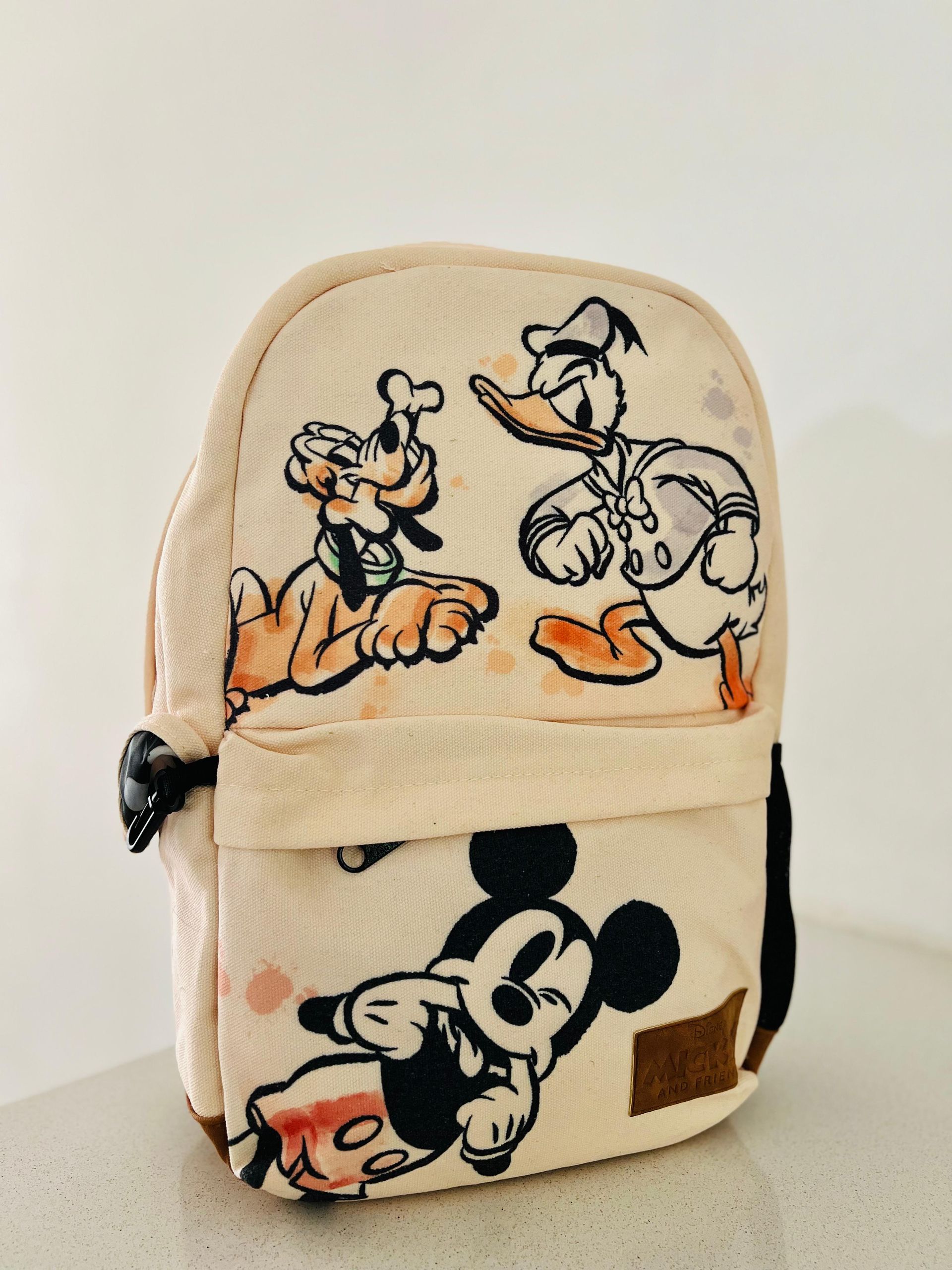 Mochila escolar 18 pulgadas de espalda marca Mooving, modelo Mickey y Friends.
