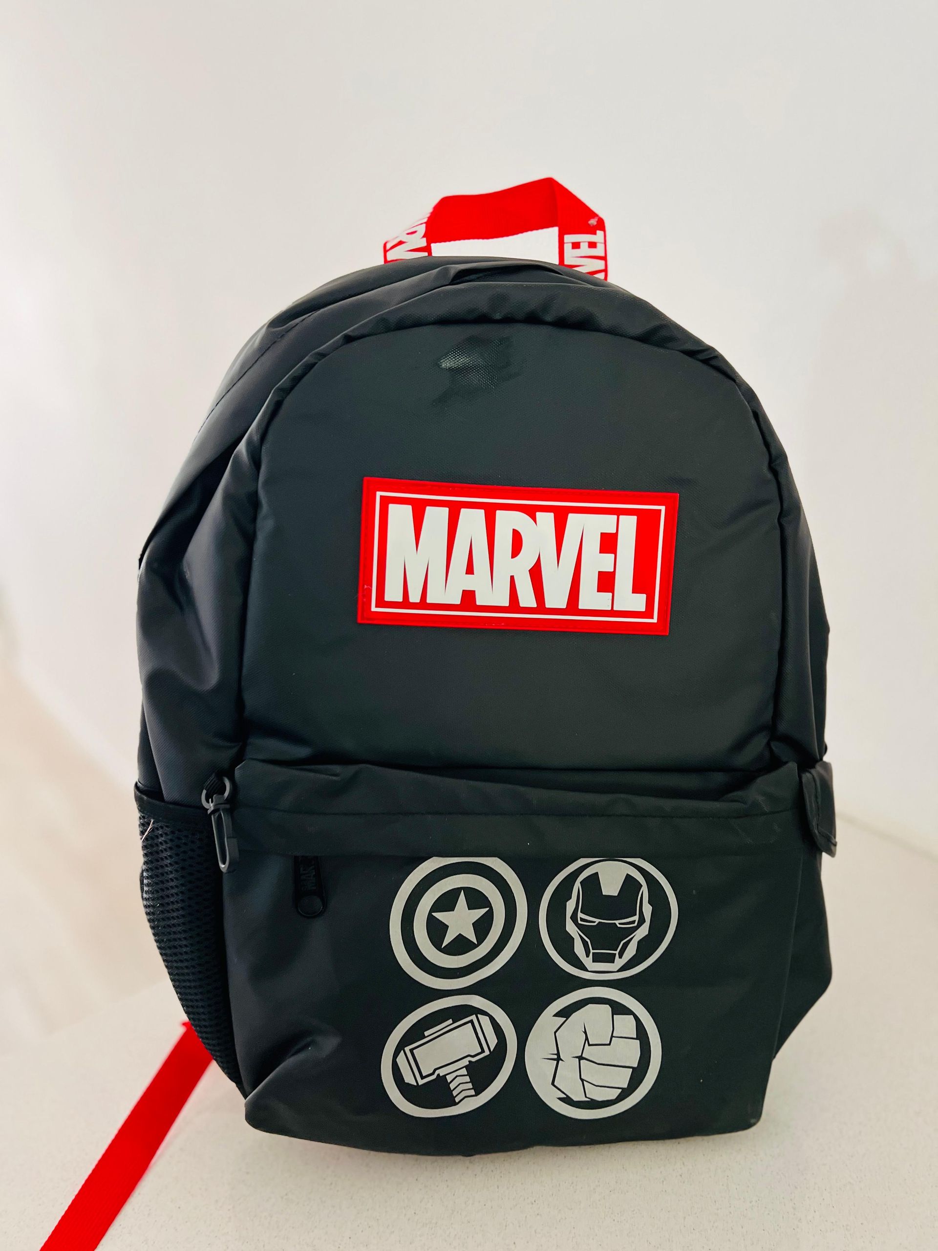 Mochila escolar 17 pulgadas de espalda marca Mooving Marvel, modelo Classy.