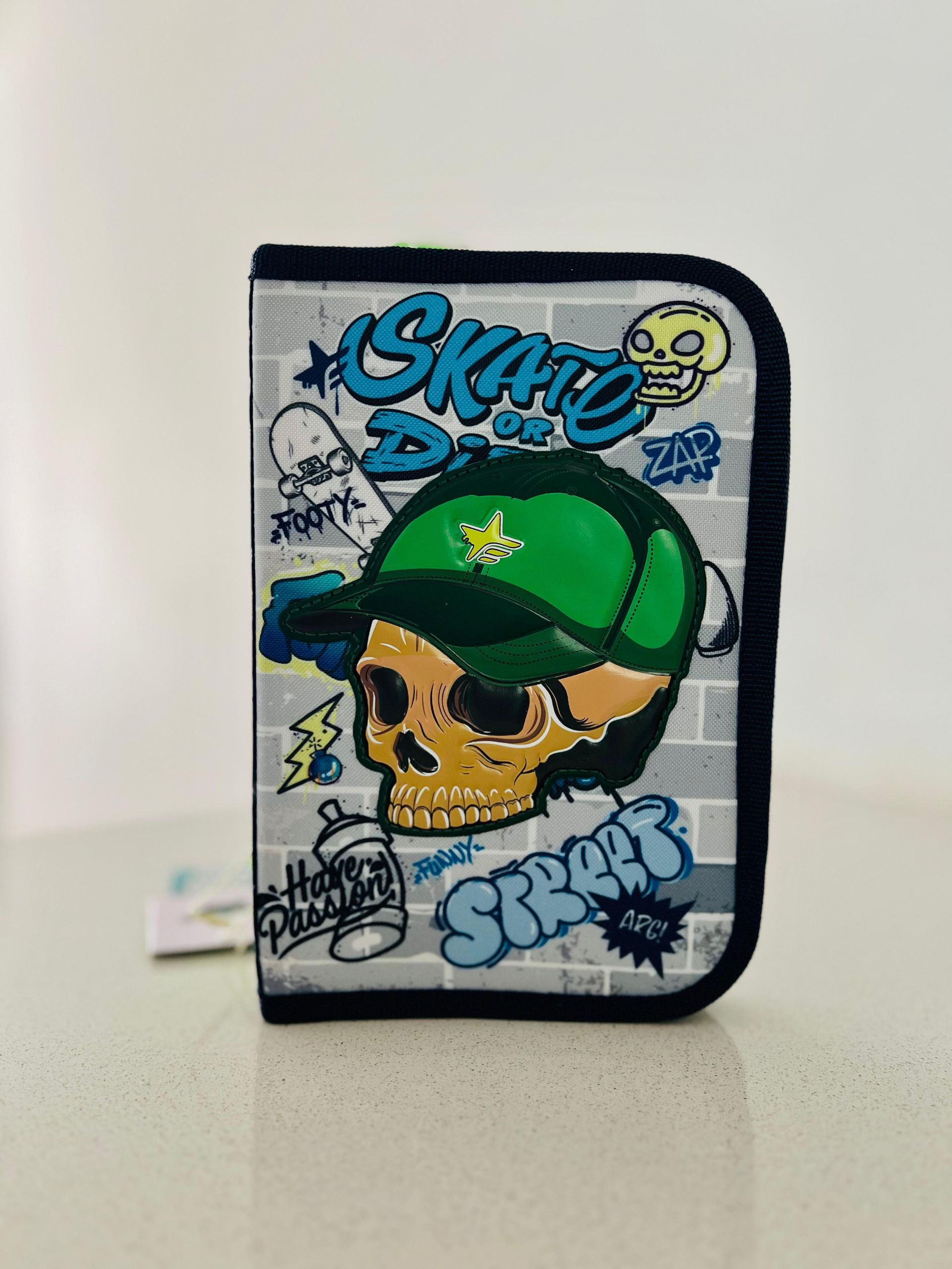 Cartuchera 1 cierre marca Footy, modelo Skate.
