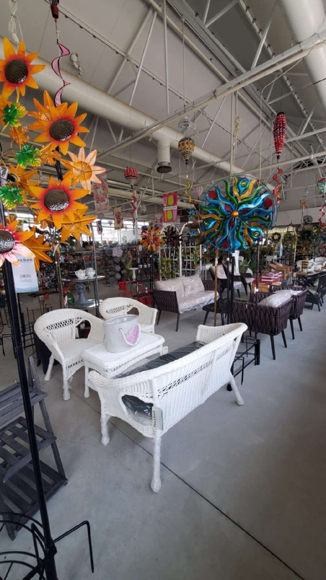 A large room filled with lots of furniture and decorations.