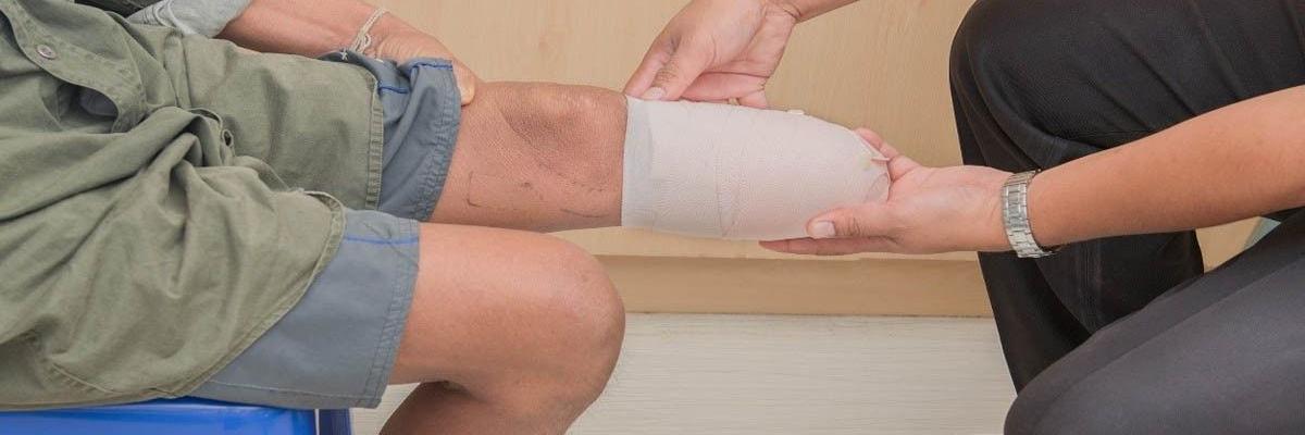 Fisioterapeuta atendendo amputado