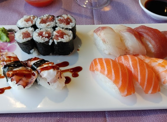 piatto di sushi misto