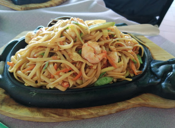 spaghetti con verdure e gamberi
