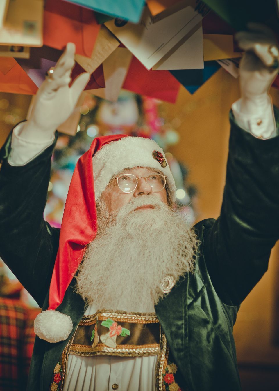 Papai Noel lançando envelopes em um cenário festivo.
