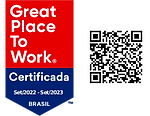 Distintivo de certificação Great Place to Work nas cores vermelho, branco e azul, com código QR e etiqueta do Brasil.