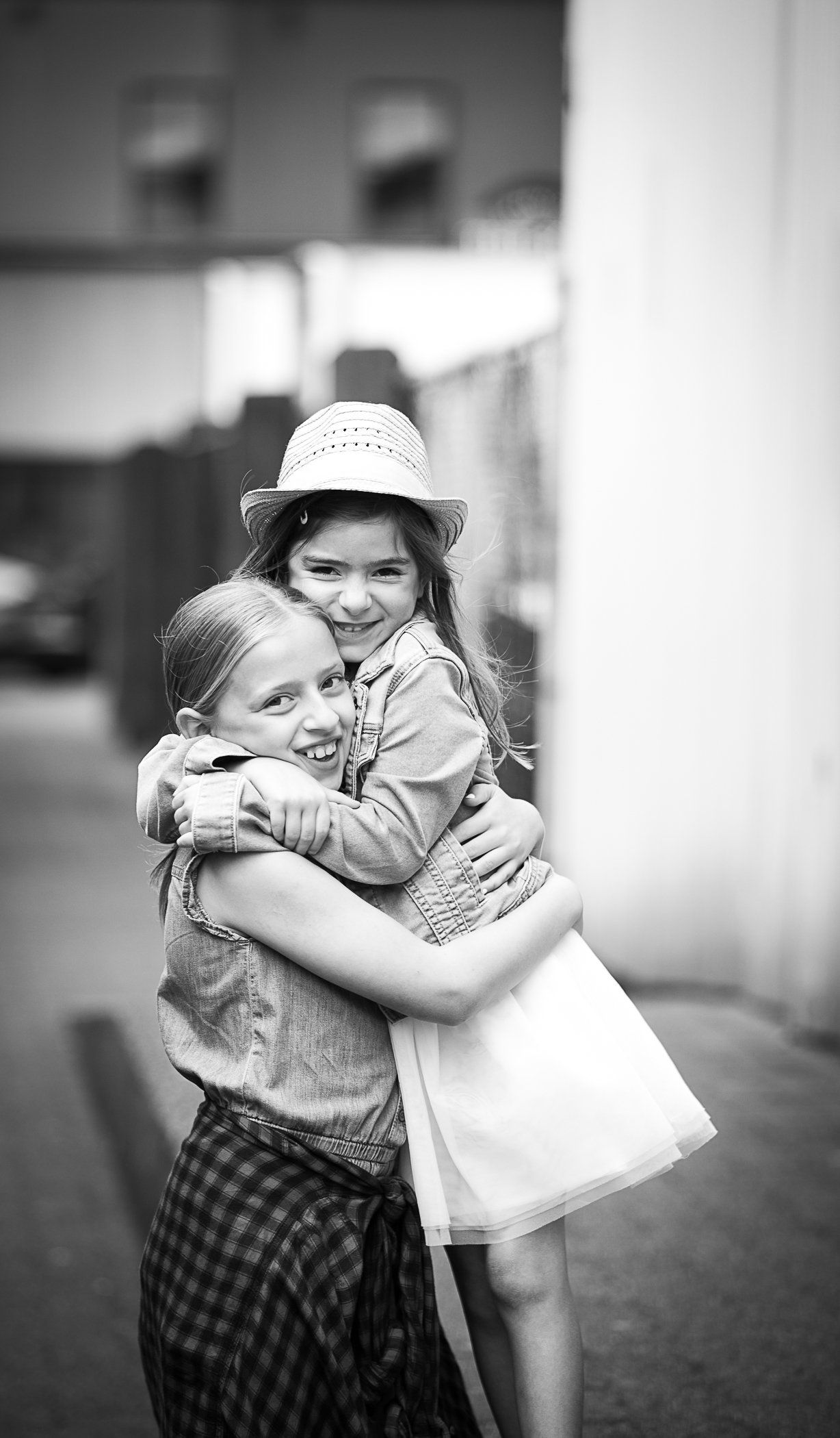 Natalie-DAngelo-Photography-Vancouver-BC-Canada-BlackWhite-Family-Portraits-Visual-Storyteller-sisters-hugs