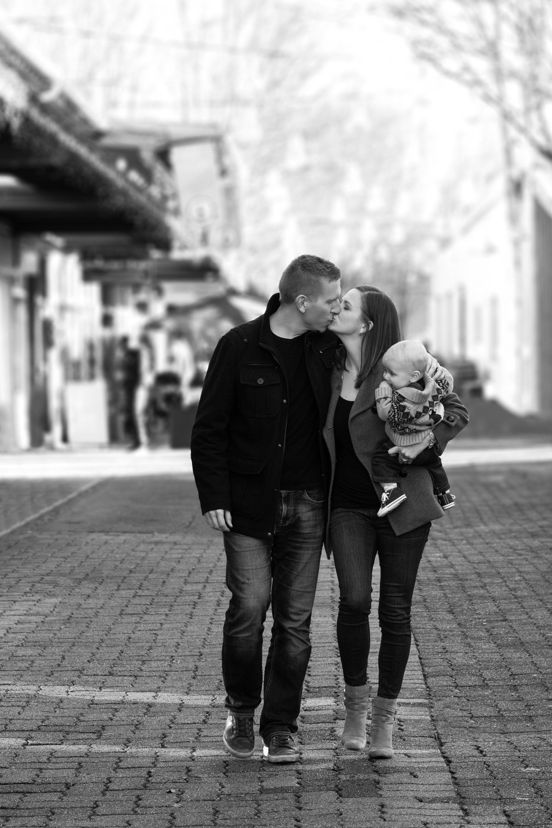 Natalie-DAngelo-Photography-Vancouver-BC-Canada-BlackWhite-Family-Portraits-Visual-Storyteller-couple-baby-kissing-portrait