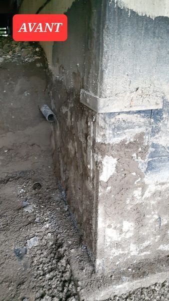 Un coin d'un immeuble avec un panneau rouge qui dit avant.