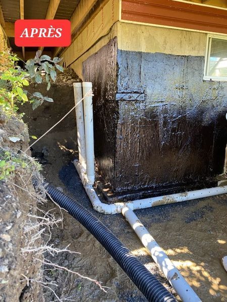 Une photo d'une maison avec une pancarte indiquant après