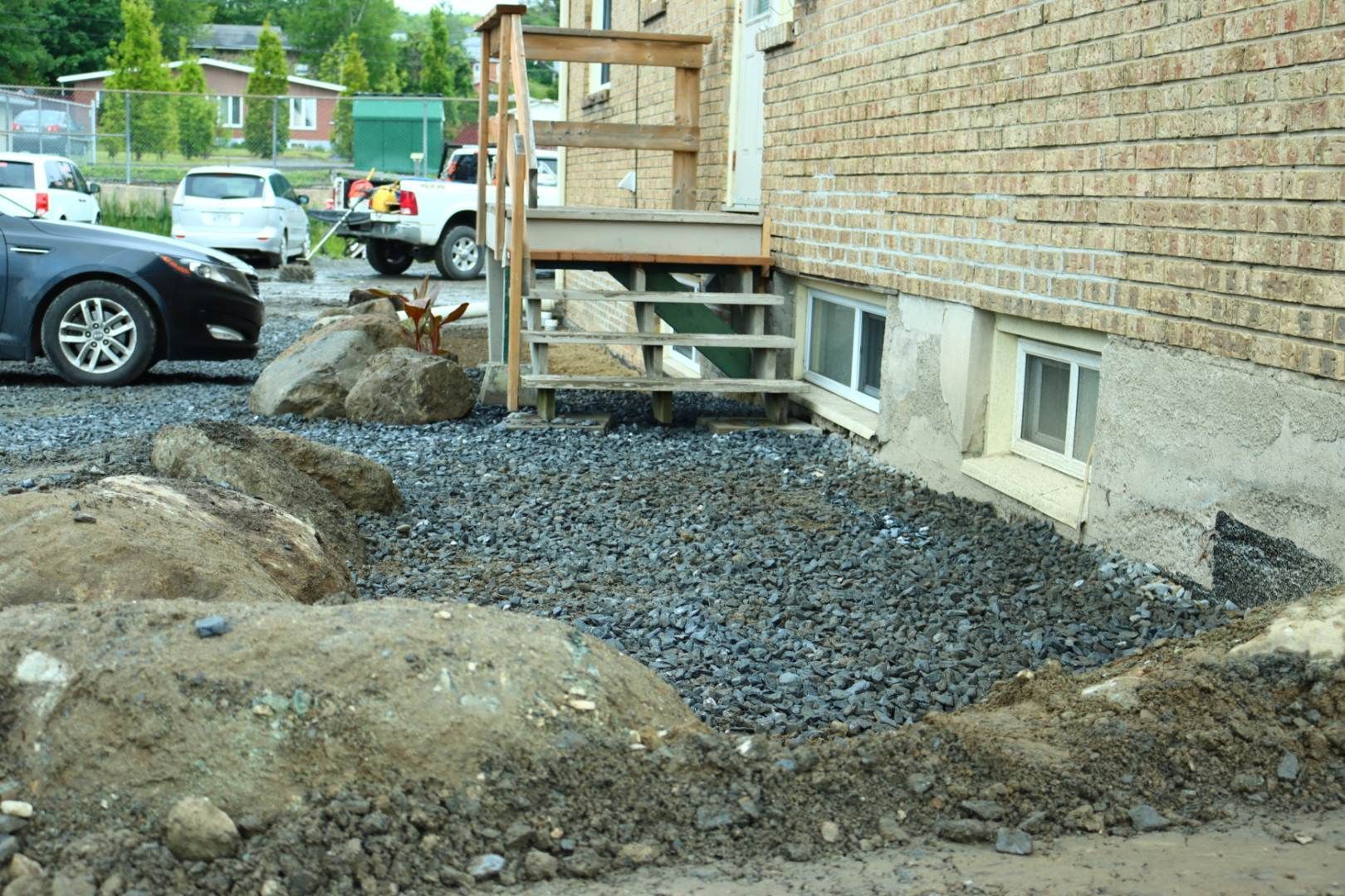 Une voiture est garée devant un bâtiment en brique