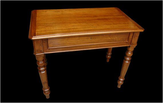 Tavolino rettangolare in legno con gambe tornite su sfondo nero.
