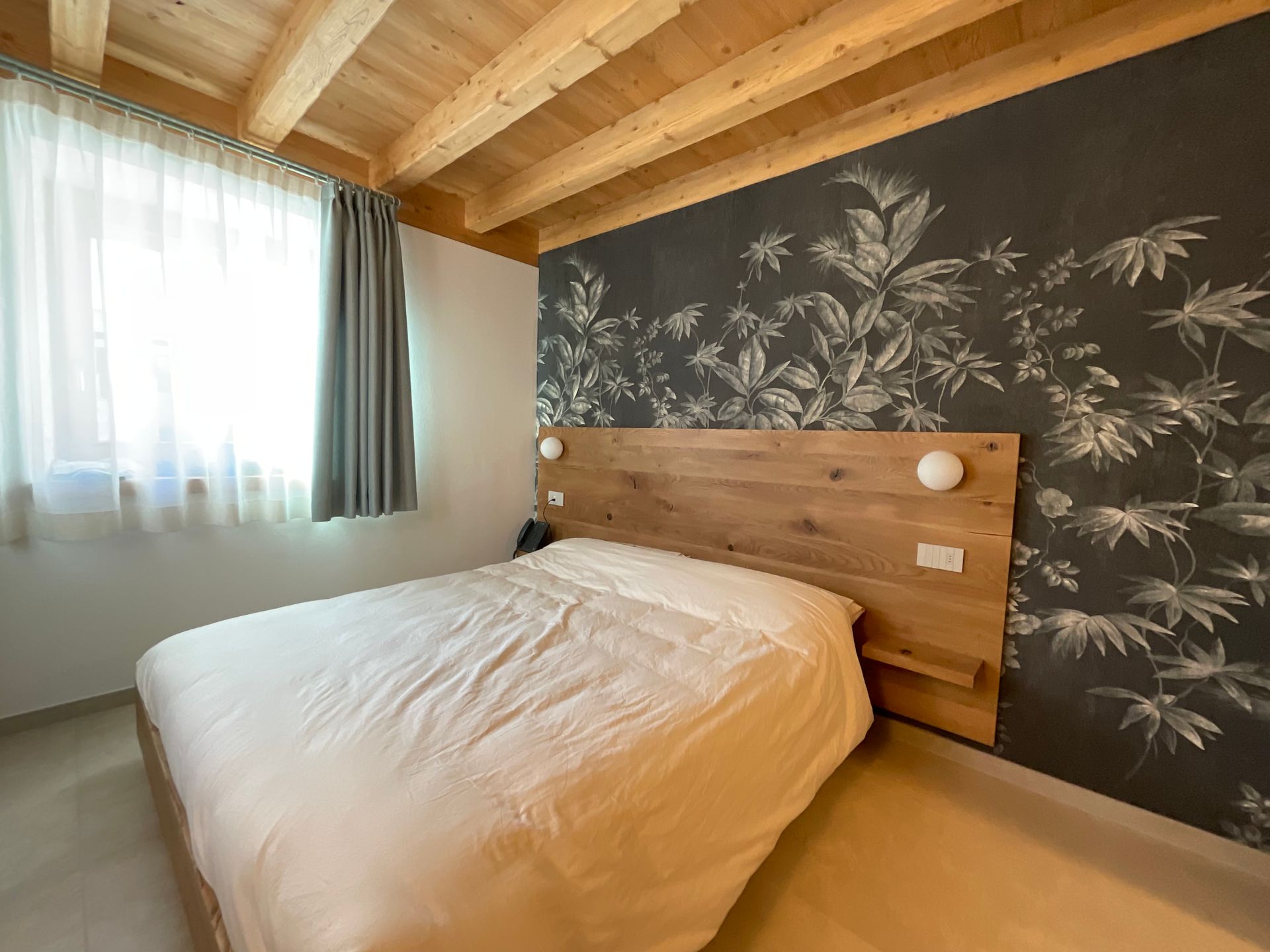 Una camera da letto con un letto grande e una testiera in legno.