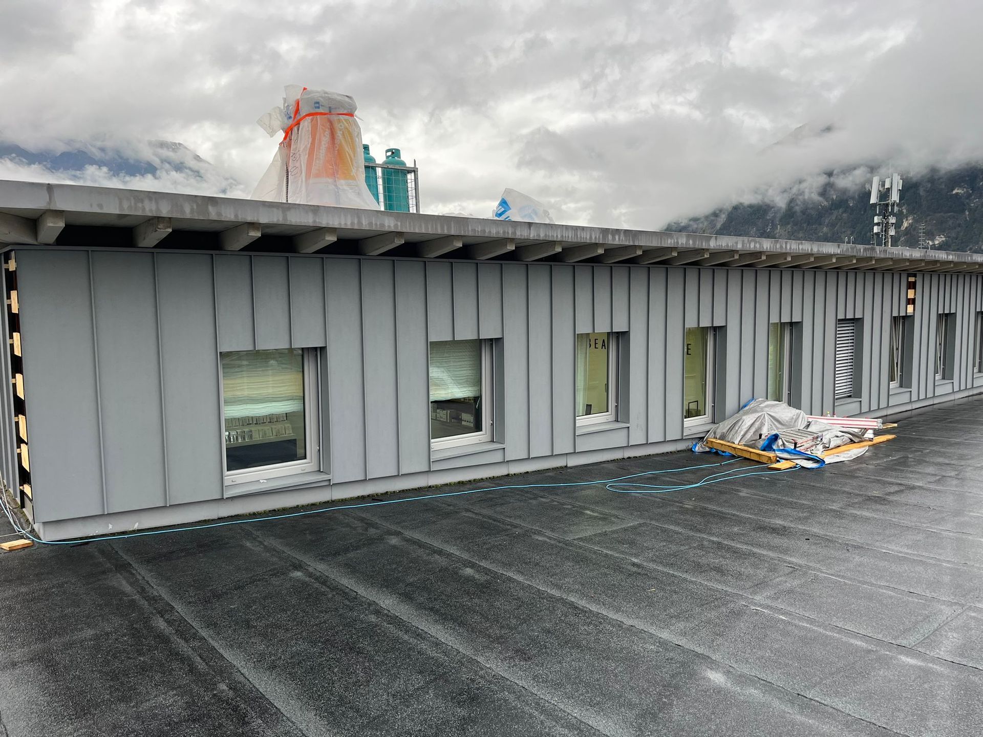 ein Gebäude mit vielen Fenstern steht im Bau
