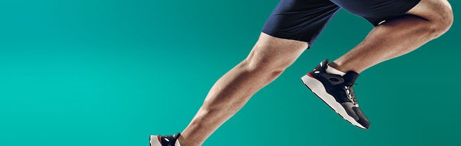 Persona che corre comodamente con le scarpe da ginnastica nere