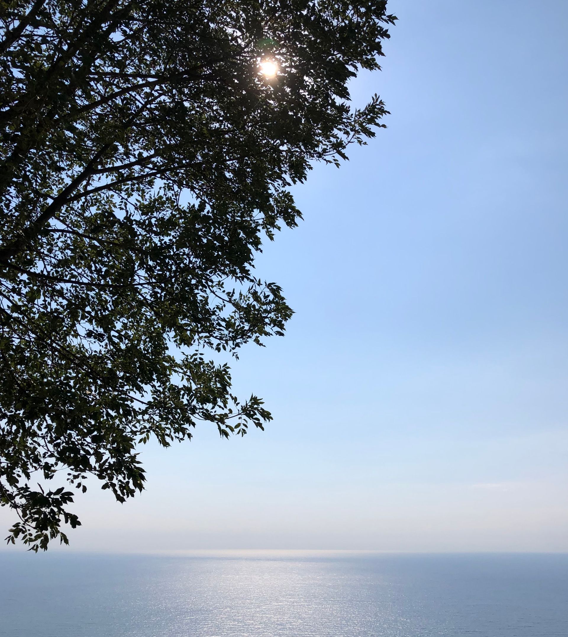 Eine italienische Meereslandschaft im Sommer, ruhig und beschaulich. Calm beauty at the seaside.