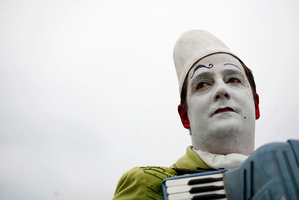 Jay plays the accordion before the show in Addison, Illinois