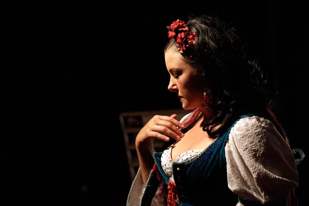 Tosca Zoppe finishes a prayer before going into the ring for the finale.
