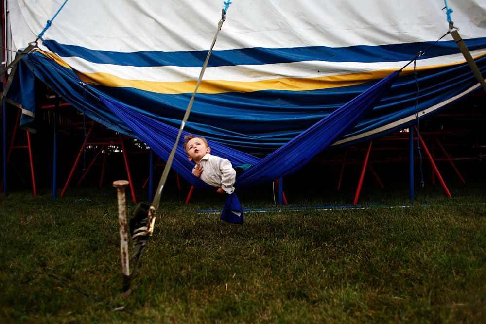 Tommy Poema, 3, sings behind stage.